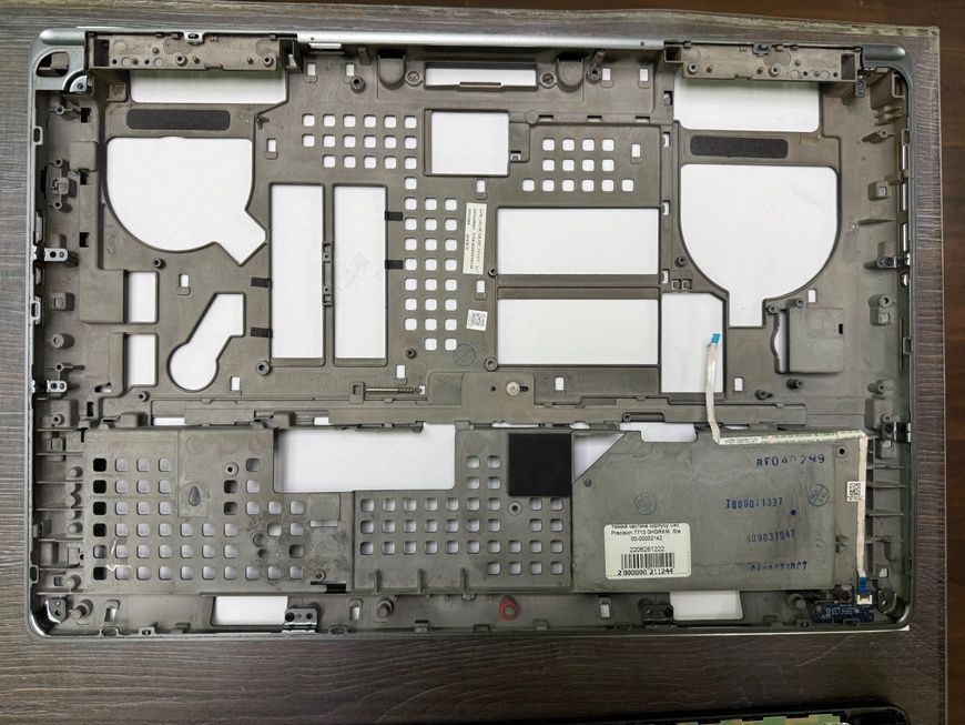 Нижня частина корпусу Dell Precision 7710 0HGRKM б/в 00-00002142 2378        фото
